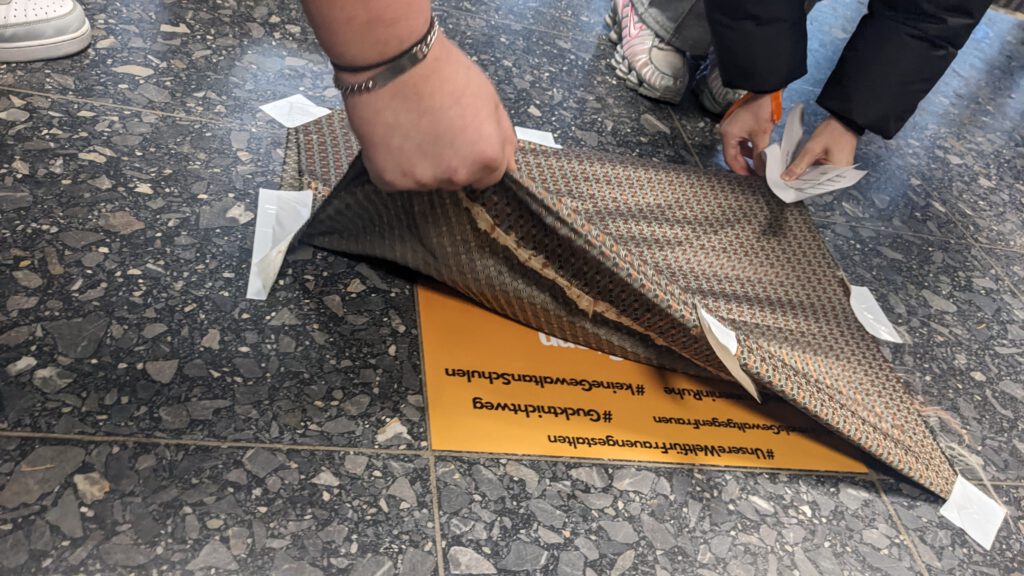 Enthüllung des Aufklebers